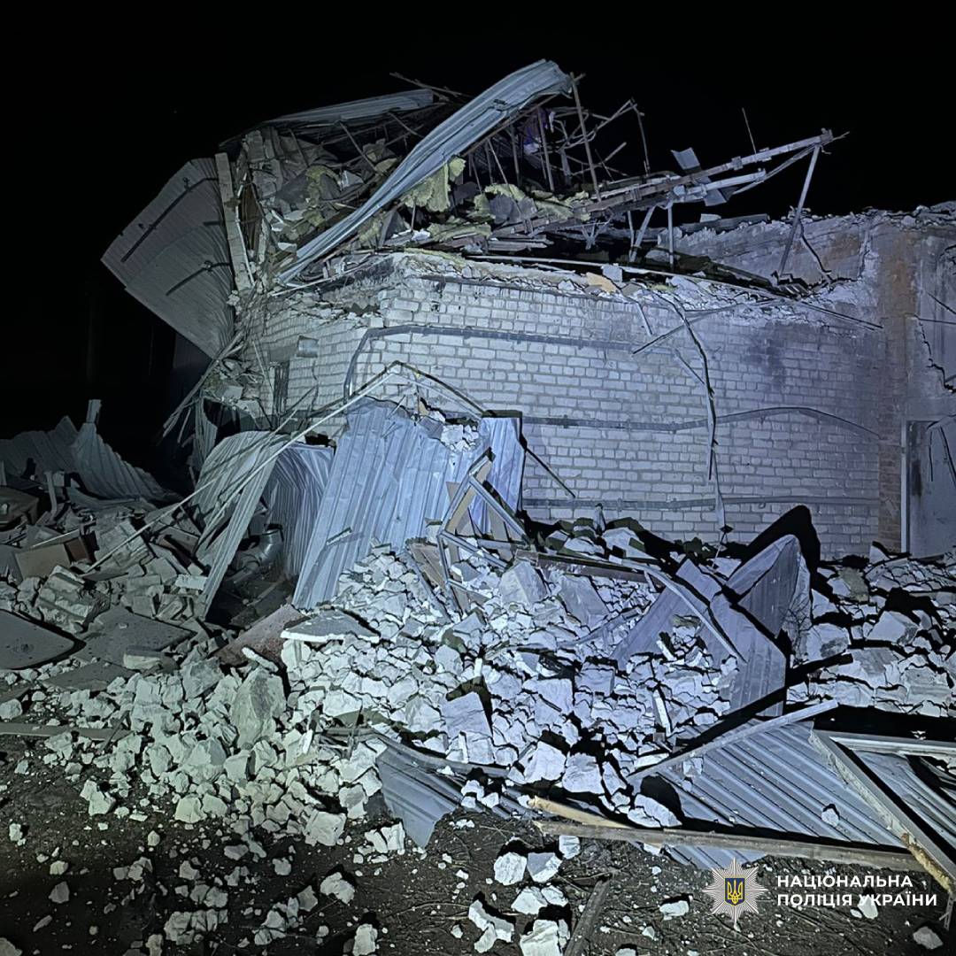 На знімку видно залишки будівлі з білої цегли, яка була повністю знищена внаслідок прямого влучання або вибухової хвилі.