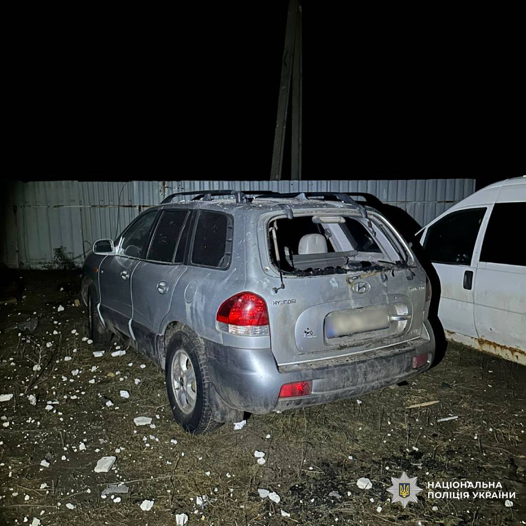 На фото зображено автомобіль Hyundai Santa Fe  зі значними пошкодженнями внаслідок обстрілу