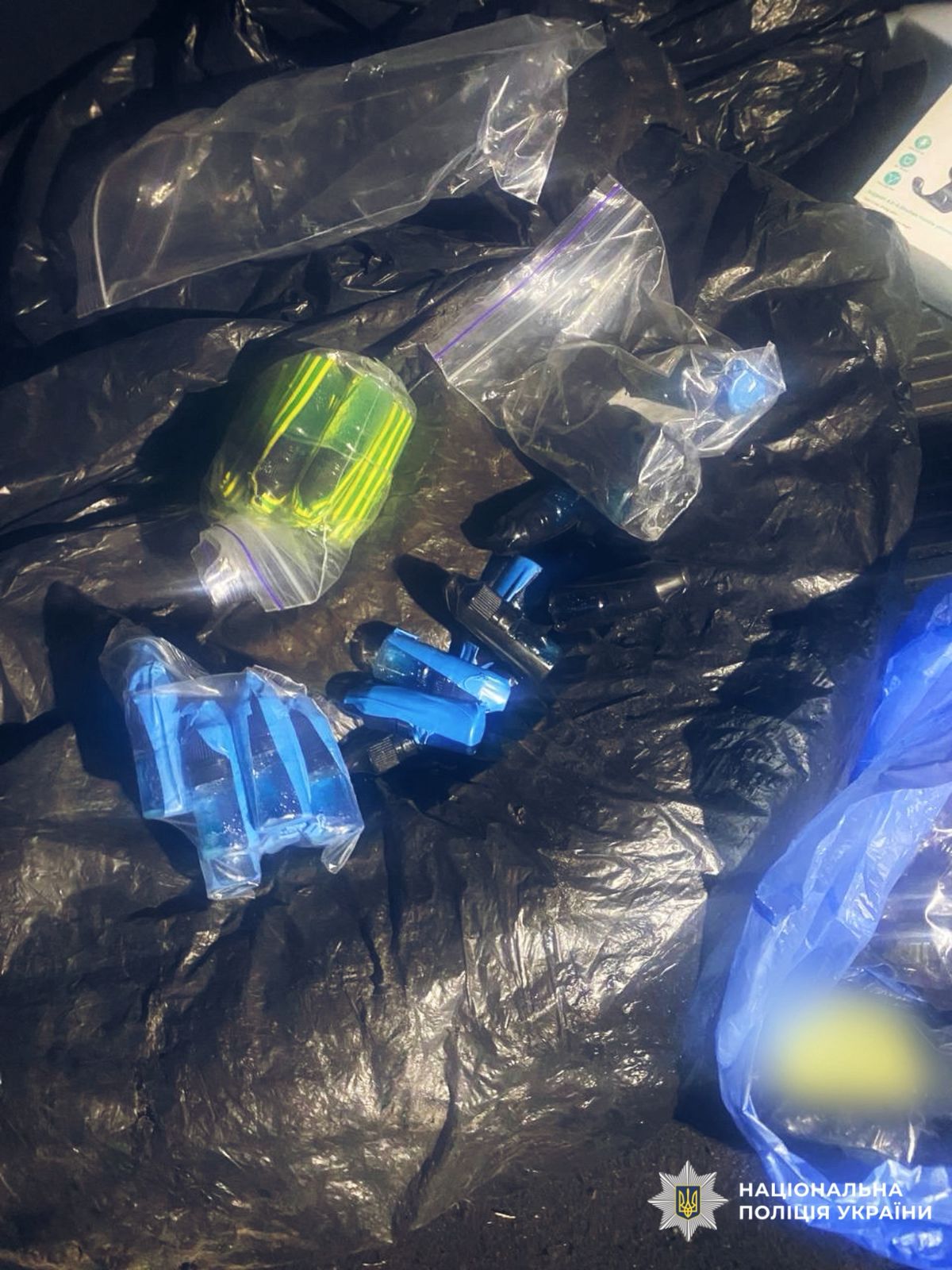 На фото вилучені, упаковані речовини.