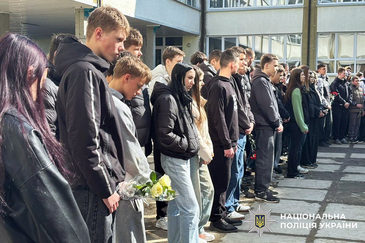 Школярі на відкритті меморіальної дошки