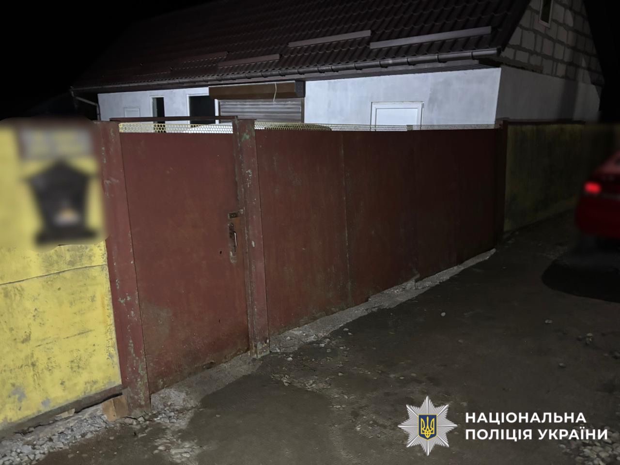 На фото зображений будинок, де сталася подія