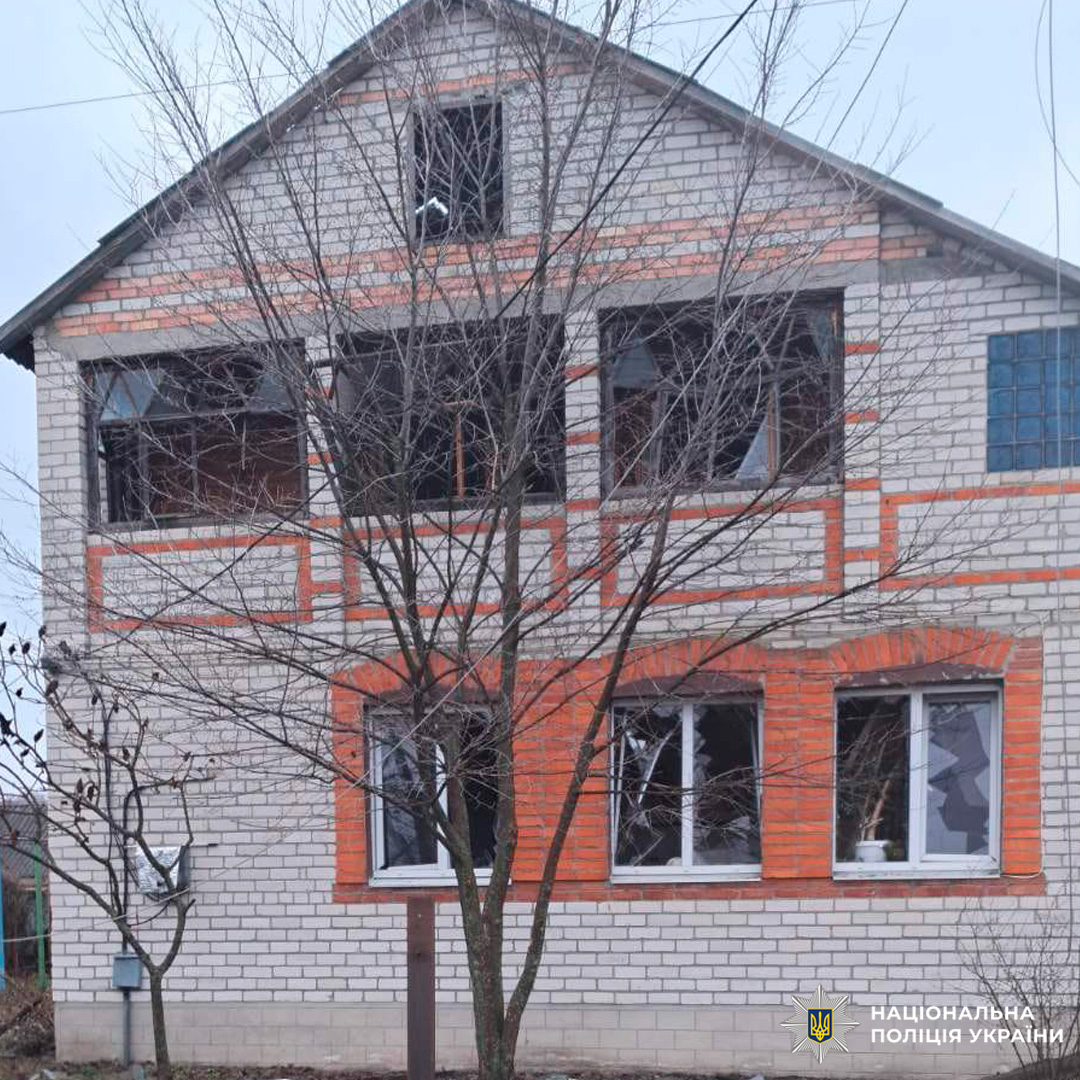 Двоповерхова цегляна будівля з розбитими шибками.