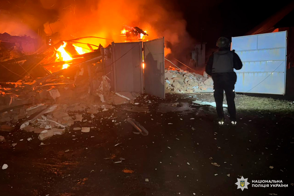 Сцена нічної пожежі з відкритими воротами та роботою правоохоронців.