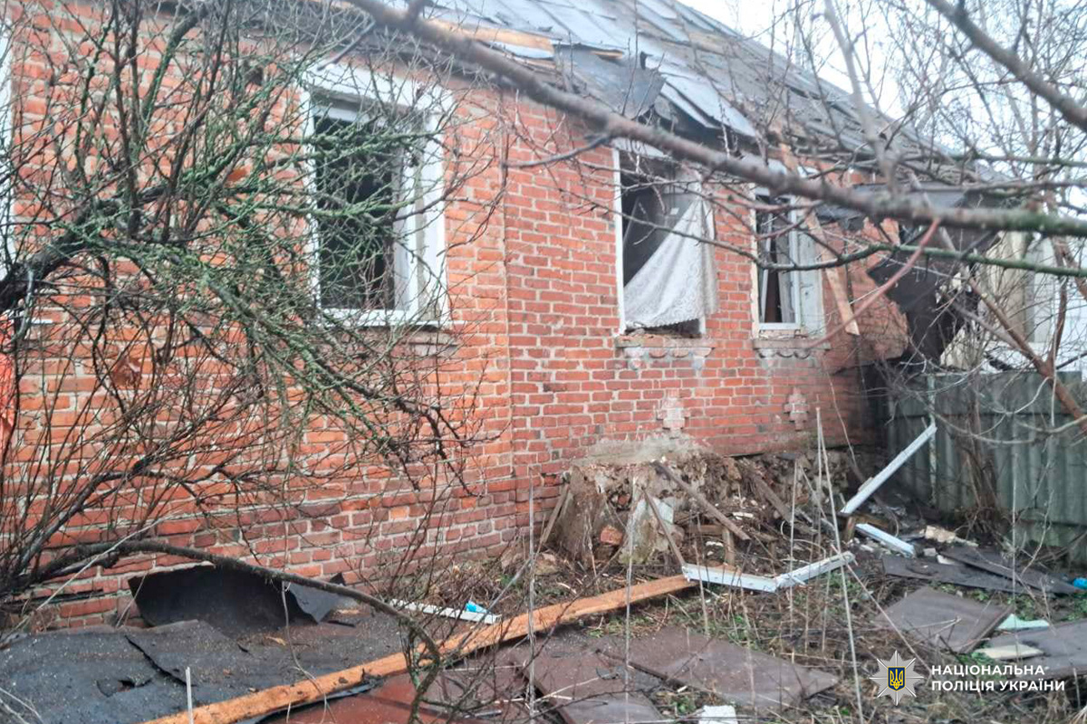 Цегляний будинок із пошкодженим дахом та розбитими вікнами, ймовірні наслідки удару чи руйнування.