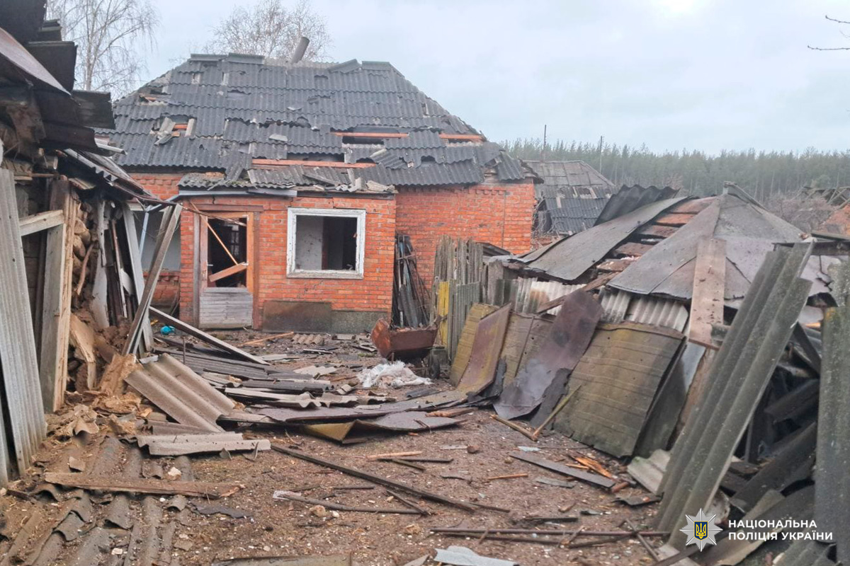 Будинок із серйозними пошкодженнями даху та фасаду, ймовірні наслідки вибуху чи обстрілу.