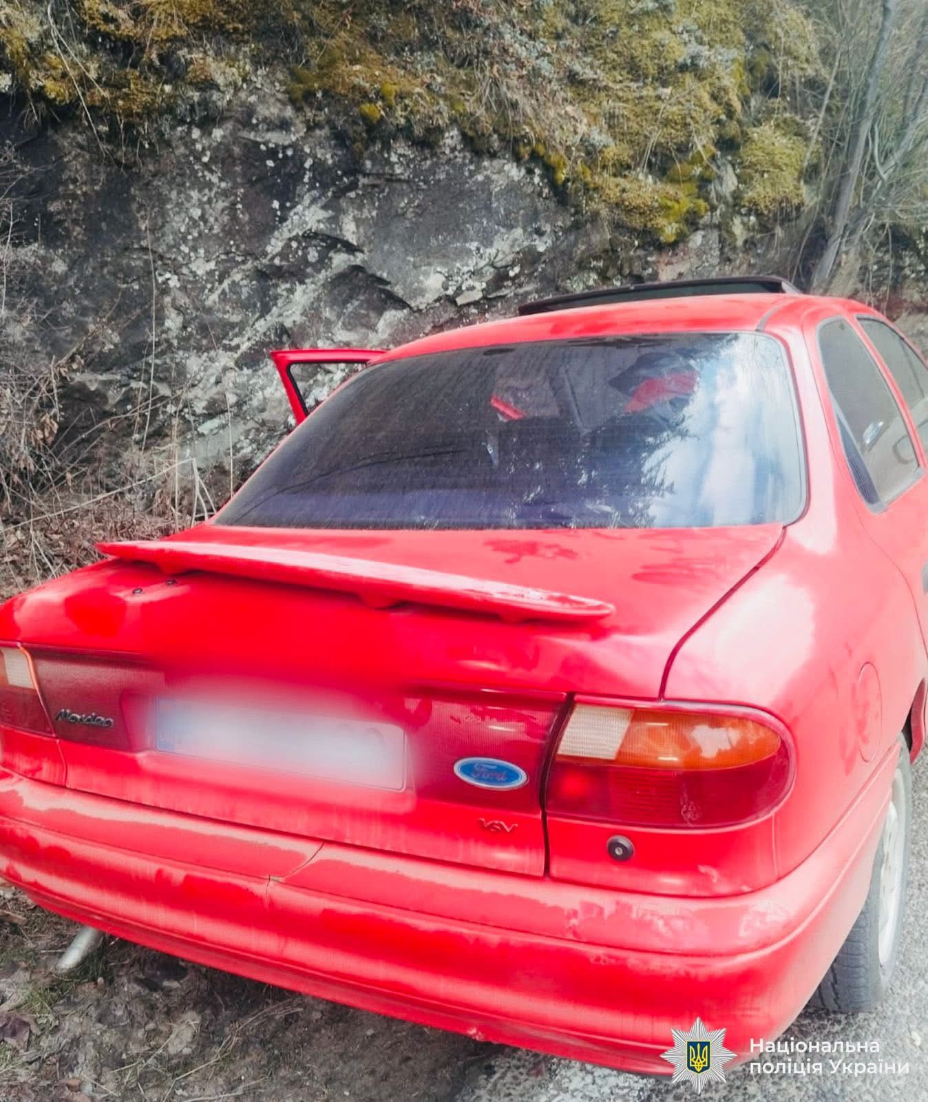 Водій у стані сп’яніння врізався у скелю та перекинув авто