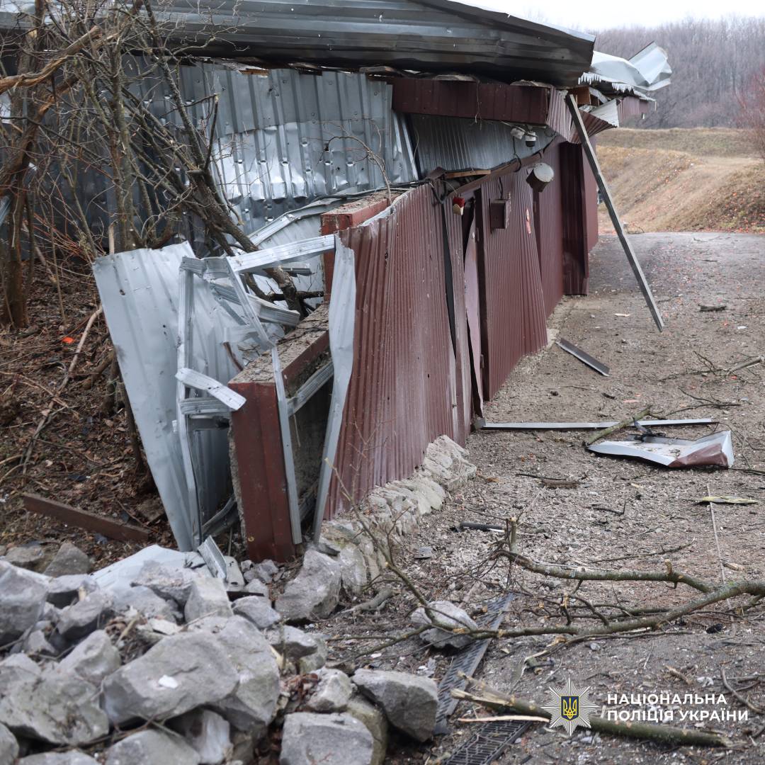 На фото зафіксовано наслідки атаки ворожого БПЛА