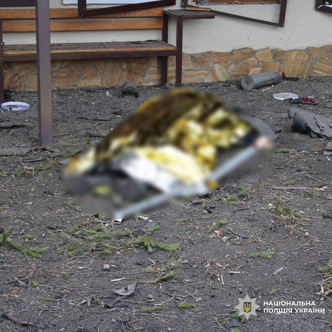 На фото тіло загиблого внаслідок ворожого обстрілу