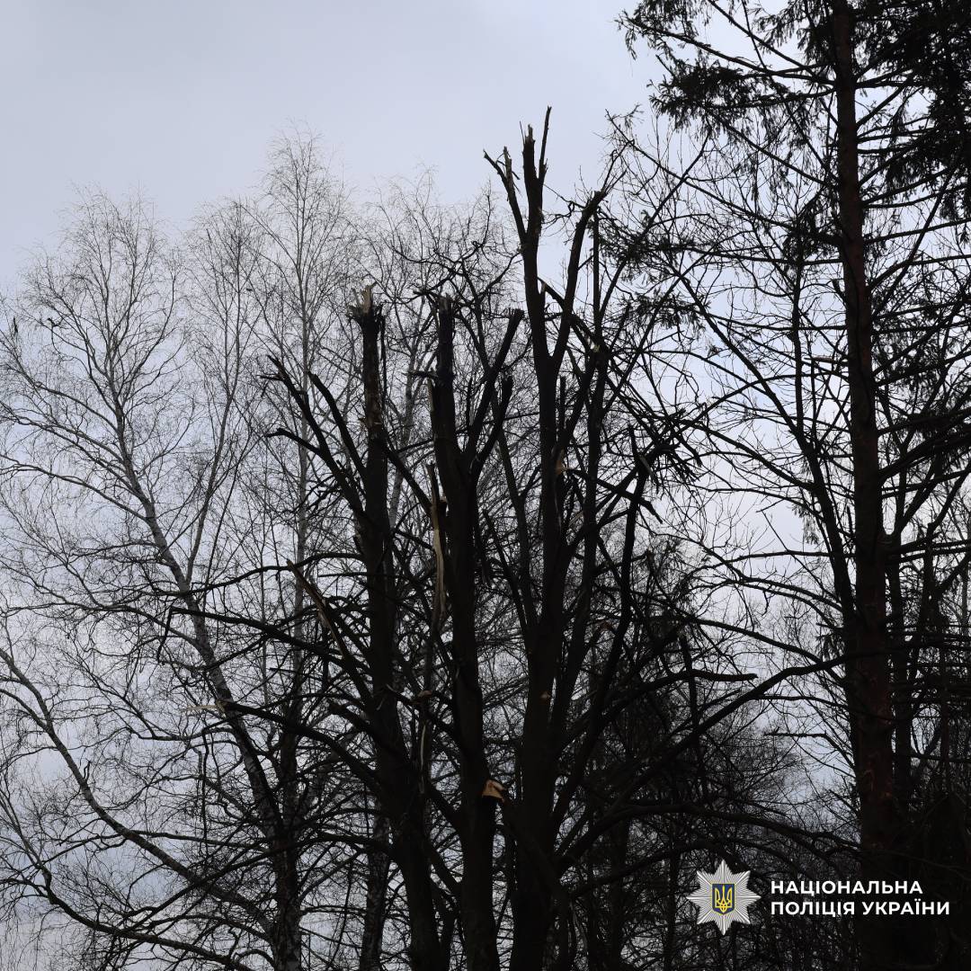 На фото зображено наслідки влучання безпілотника