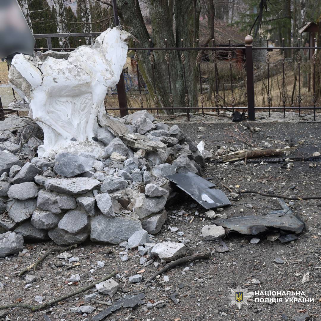 На цьому фото зафіксовано наслідки влучання російського безпілотника