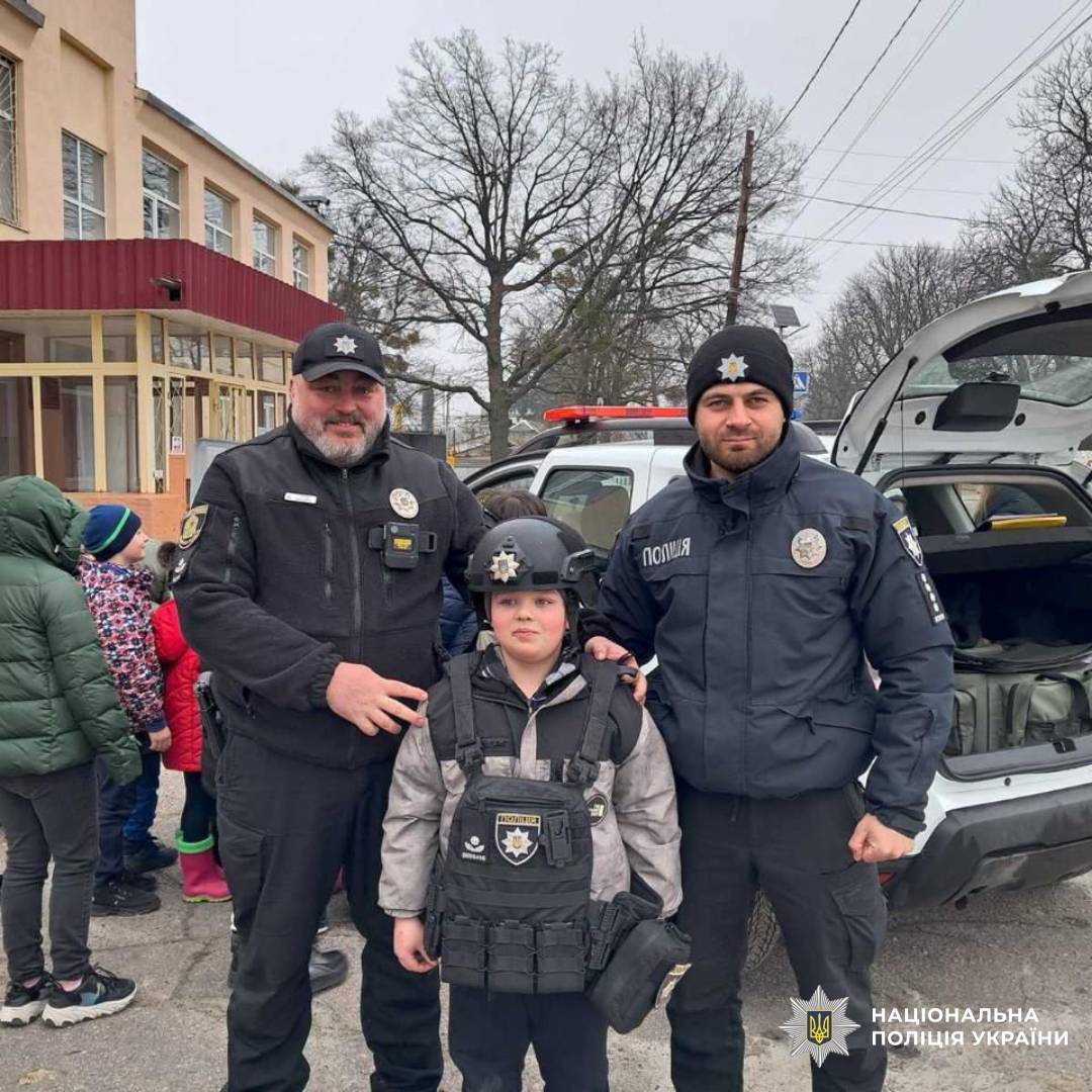 На фото зображено зустріч співробітників Національної поліції України з групою дітей.