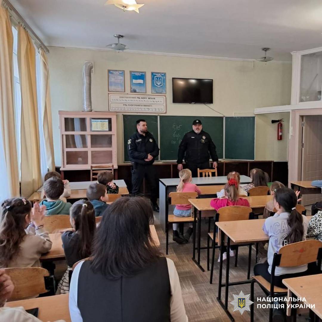 На фото зображено зустріч співробітників Національної поліції України з групою дітей.
