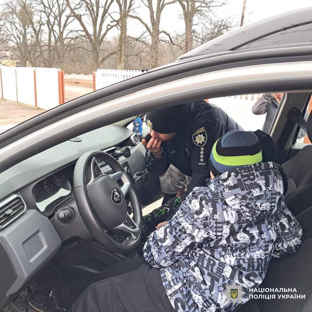 На фото зображено зустріч співробітників Національної поліції України з групою дітей.