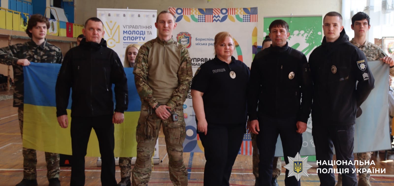 На фото зображені боєць та ювенальна поліція