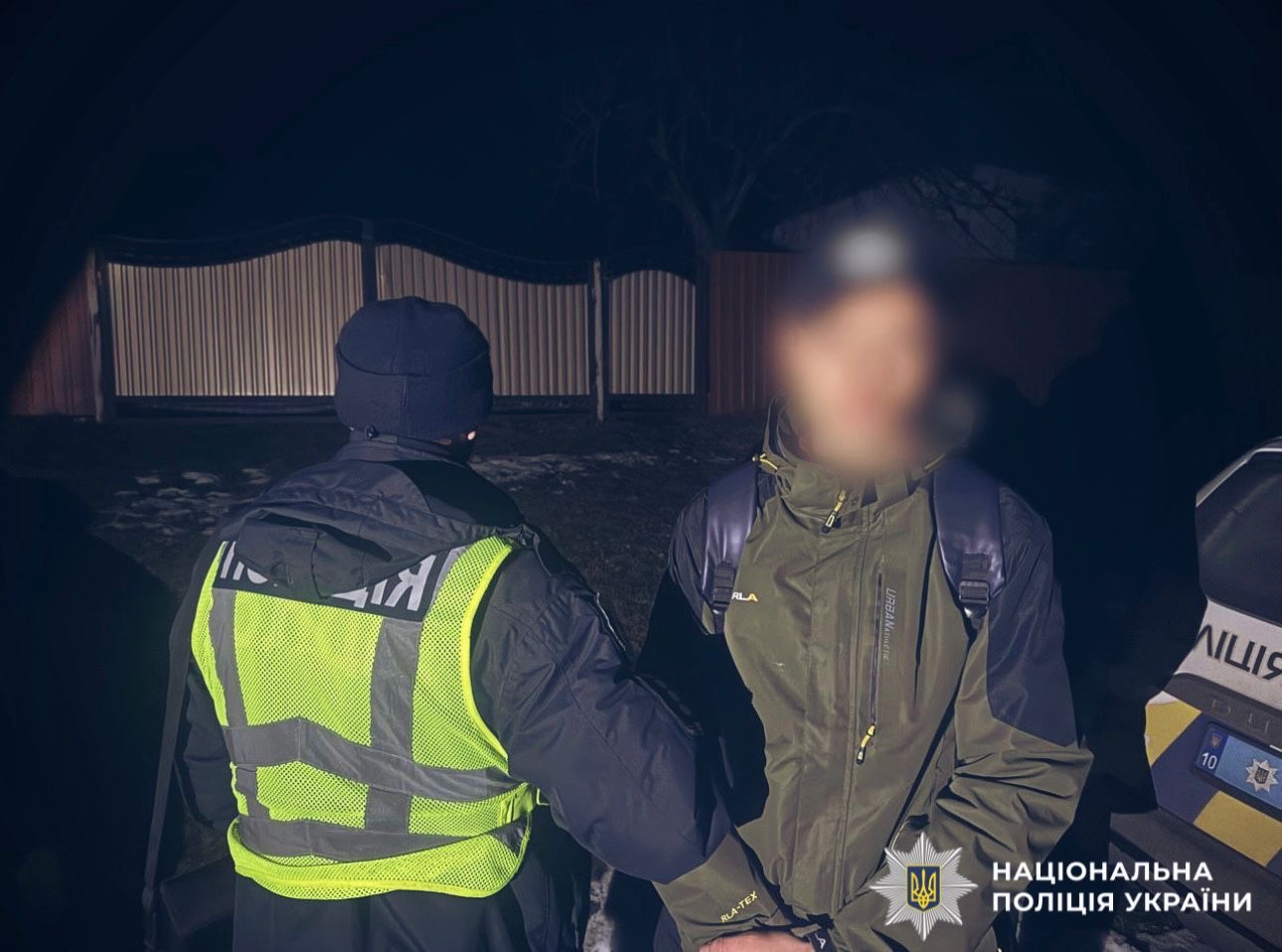 На фото зображений зловмисник та поліцейський