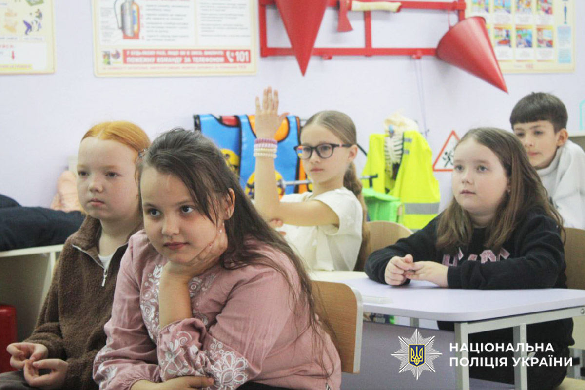 Діти слухають розповідь захисника