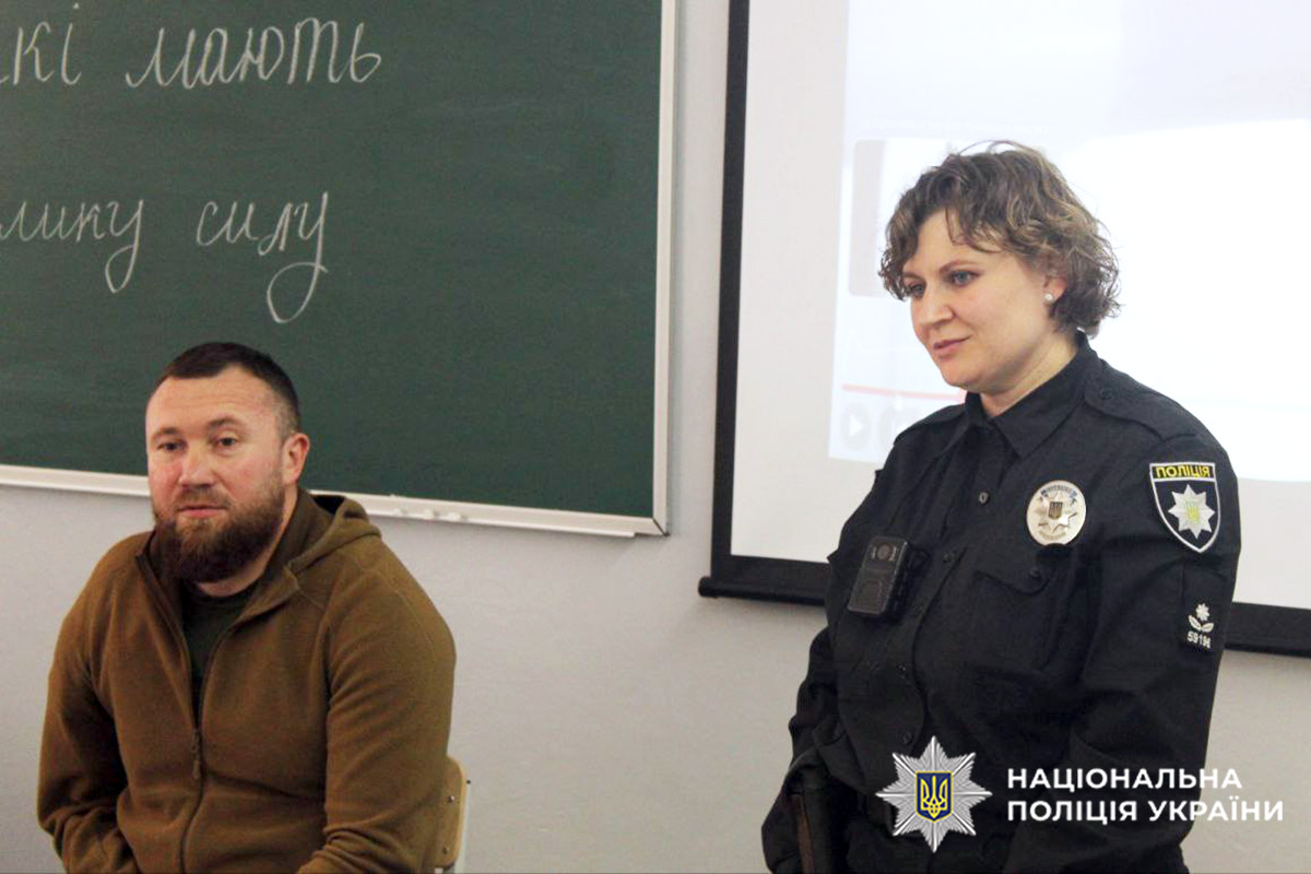 Ветеран війни Олександр Токар та інспектор служби освітньої безпеки Інна Чаховська