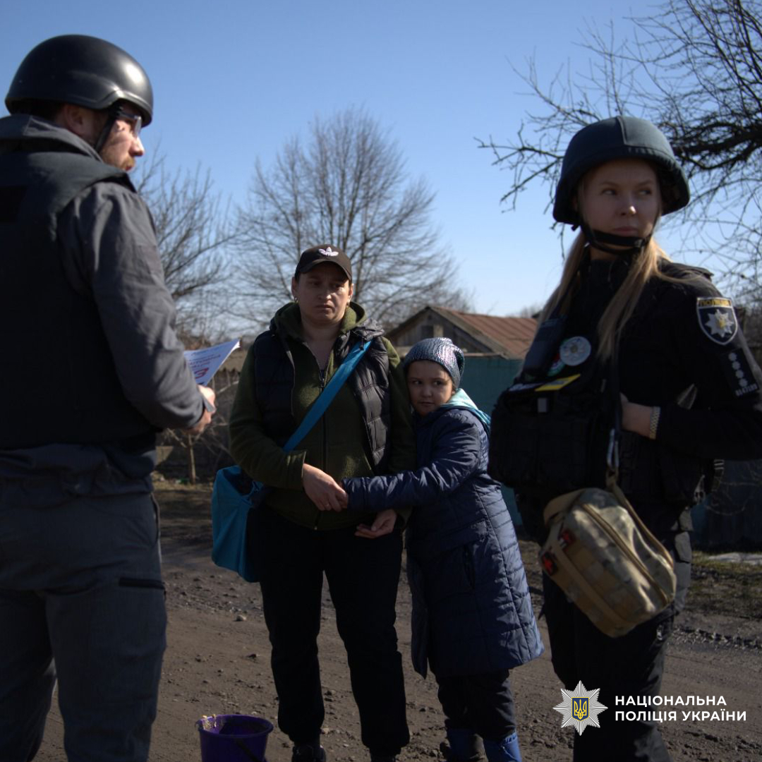 Поліцейські Вовчанщини проводять роз’яснювальну роботу з населенням щодо евакуації з прифронтових населених пунктів