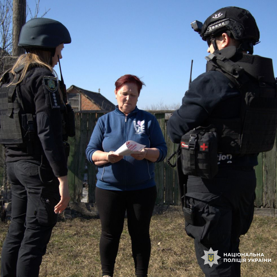 Поліцейські Вовчанщини проводять роз’яснювальну роботу з населенням щодо евакуації з прифронтових населених пунктів
