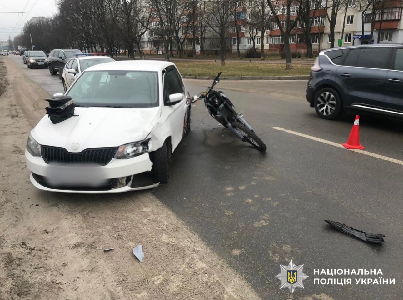 На фотографії зображено транспортні засоби, які є учасниками ДТП.
