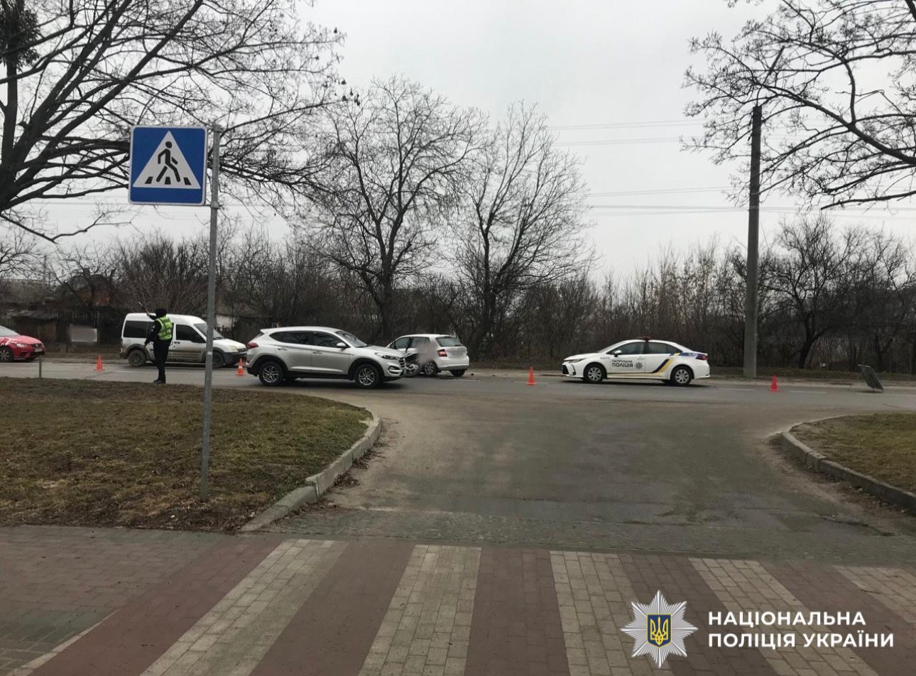 На фотографії зображено транспортні засоби, які є учасниками ДТП.