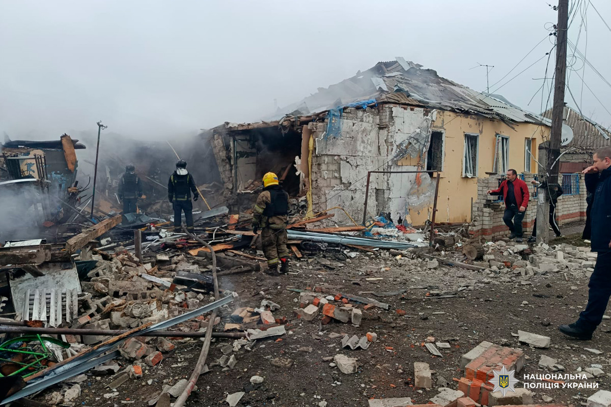 Поліцейські та рятувальники на місці зруйнованого авіаударом приватного будинку.