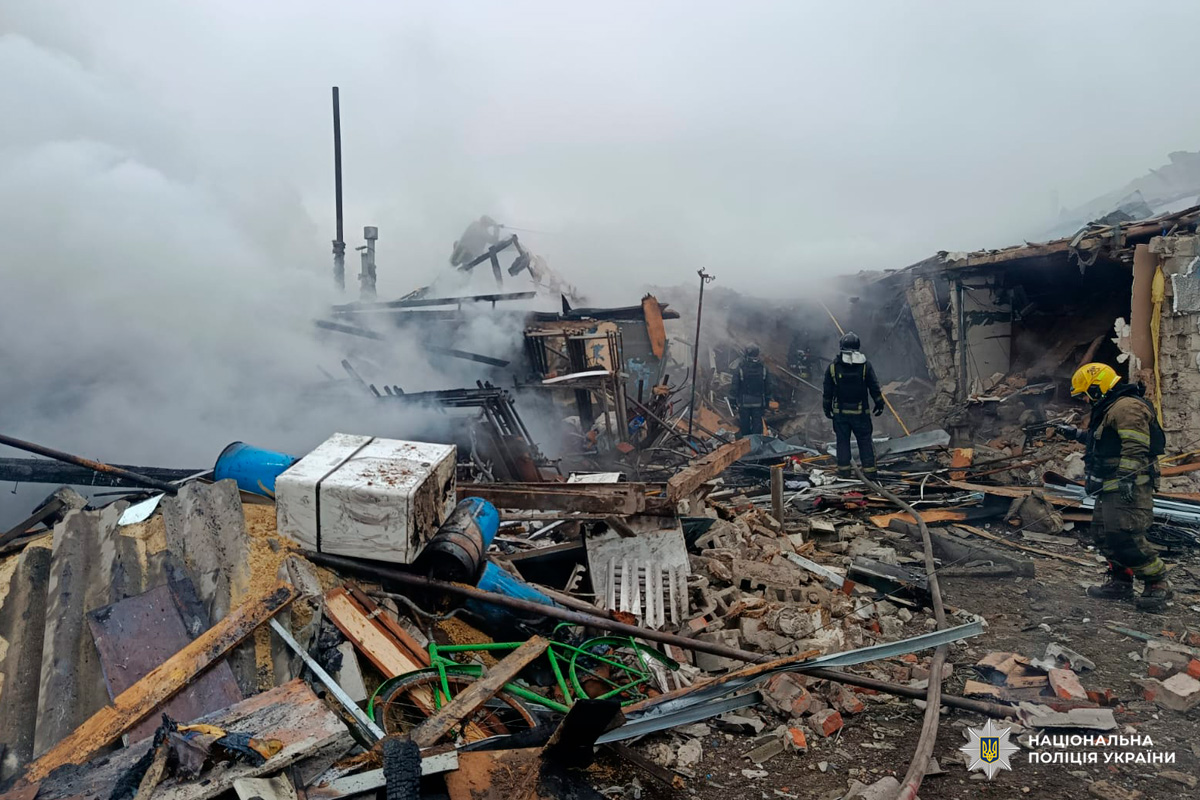 Зруйновані приватні будинки та завали після авіаудару.