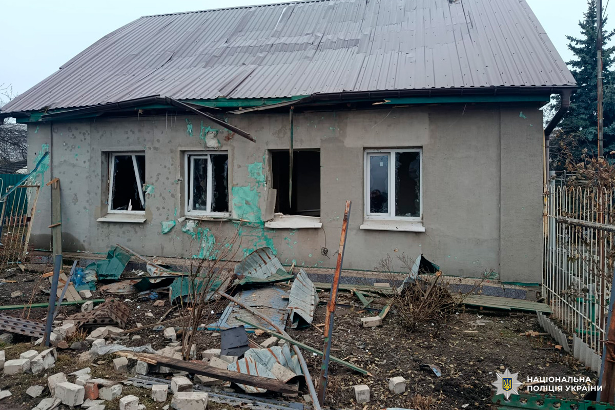 Пошкоджений приватний будинок після ворожої атаки.