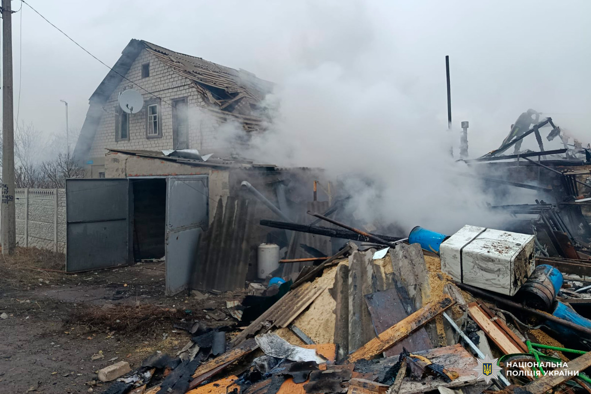 Зруйновані приватні будинки та завали після авіаудару КАБами.