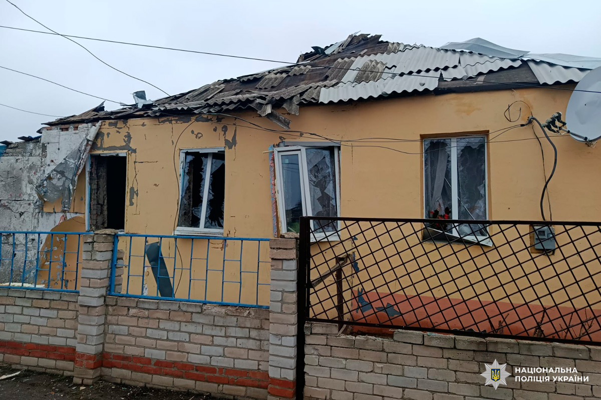 Зруйнований приватний будинок після влучання російського снаряда. На фото видно пошкоджений дах та вибиті вікна оселі.