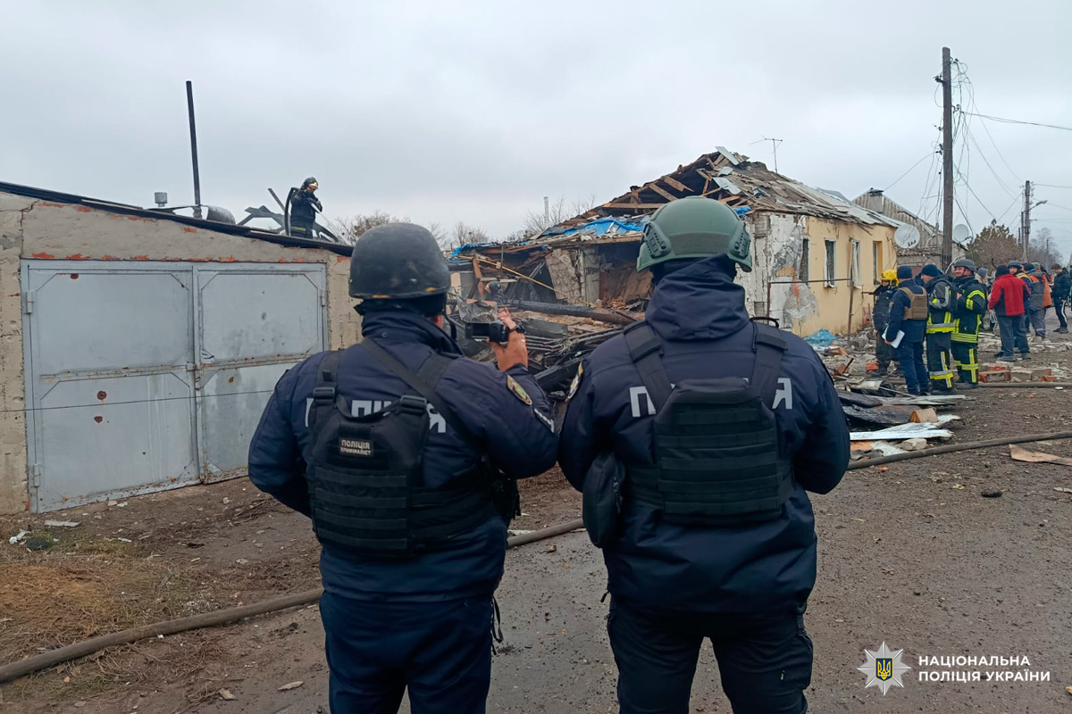 Поліцейські документують наслідки ворожого обстрілу житлового сектору.