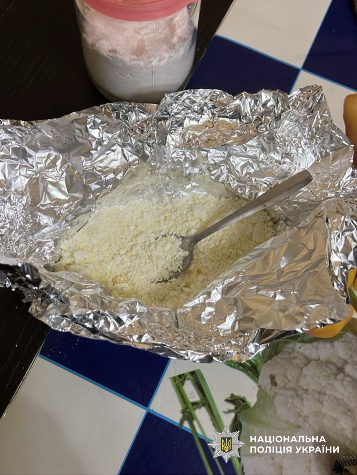 На фотографії зображено виявлені та вилучені заборонені до обігу речовини, які зловмисник зберігав з метою подальшого розповсюдження.