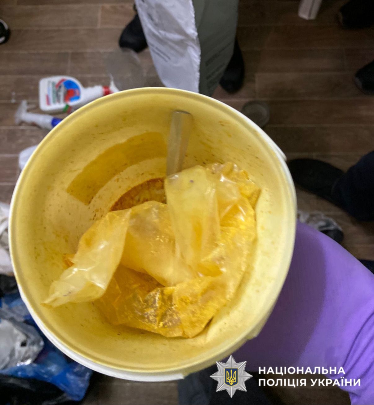 На фотографії зображено виявлені та вилучені заборонені до обігу речовини, які зловмисник зберігав з метою подальшого розповсюдження.