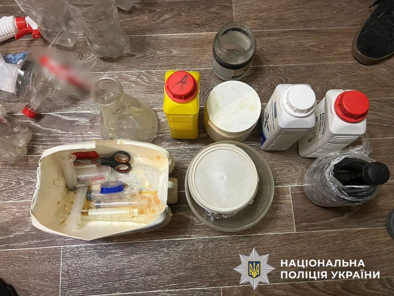 На фотографії зображено виявлені та вилучені заборонені до обігу речовини, які зловмисник зберігав з метою подальшого розповсюдження.
