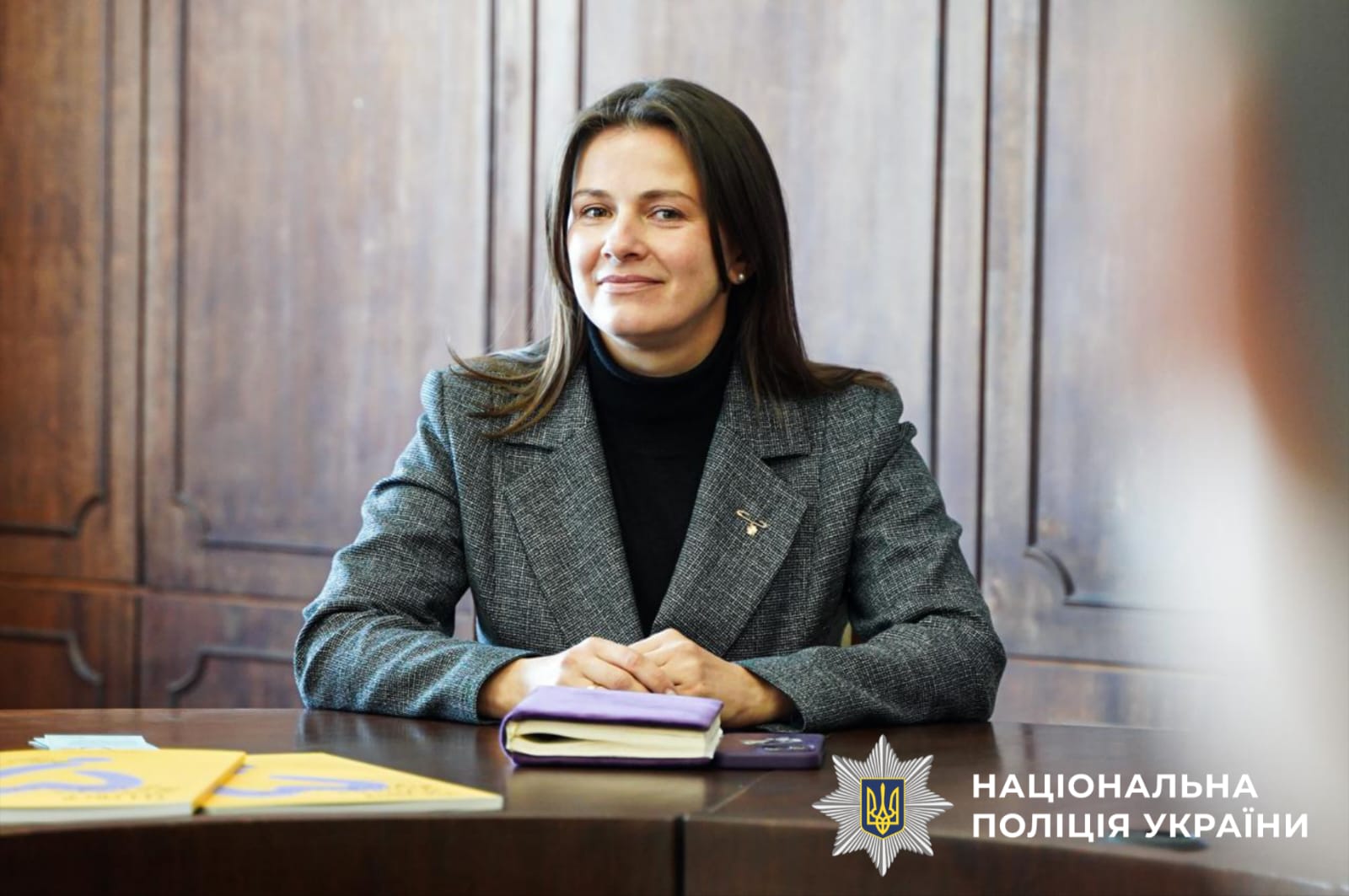 На фото зображена одна із учасниць наради