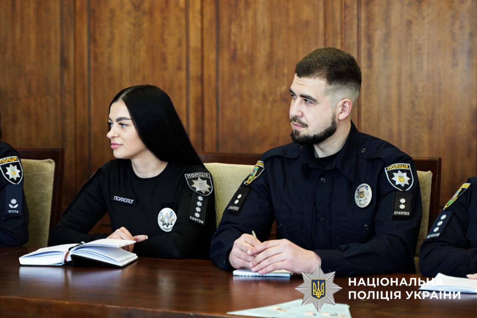 На фото зображені поліцейські, які знаходяться на нараді