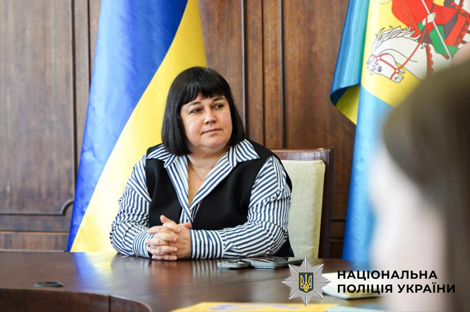 На фото зображена учасниця наради