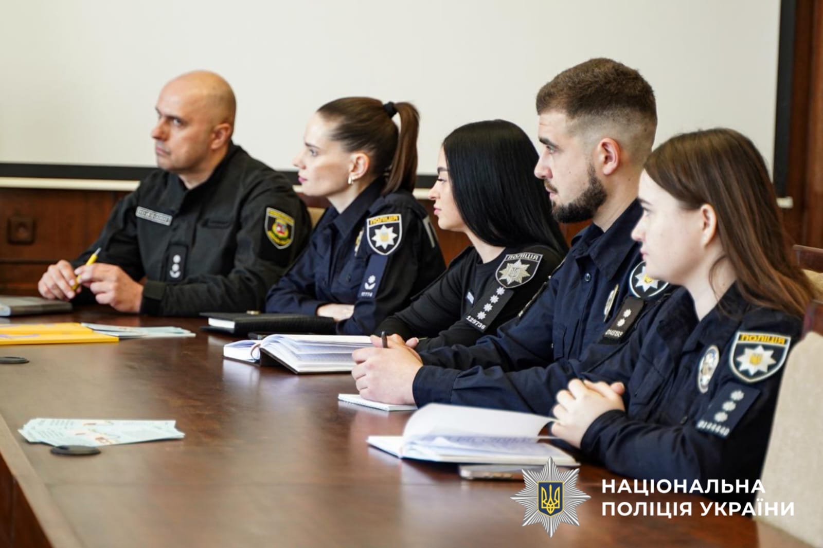 На фото зображені поліцейські, які слухають спікера