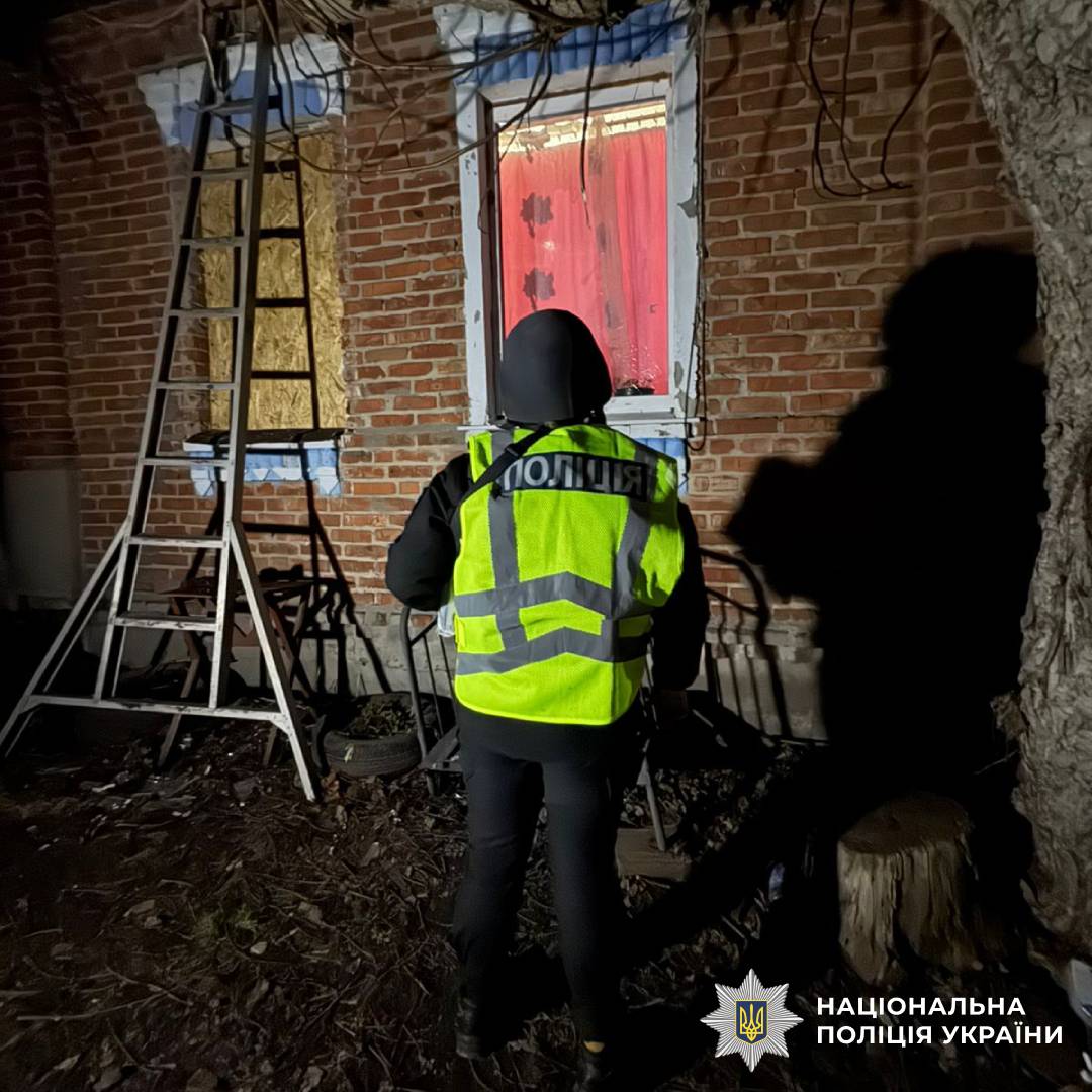 На фото зображено працівника поліції