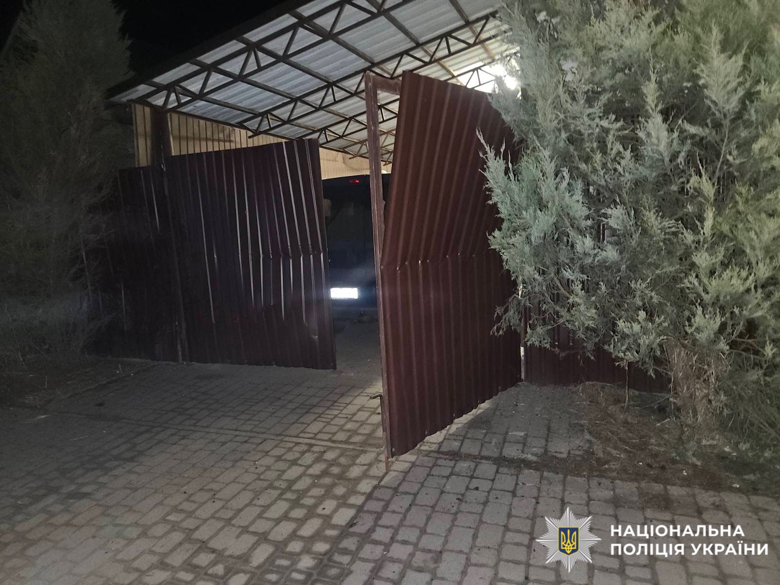 На фото пощкоджені ворота гаражного приміщення.