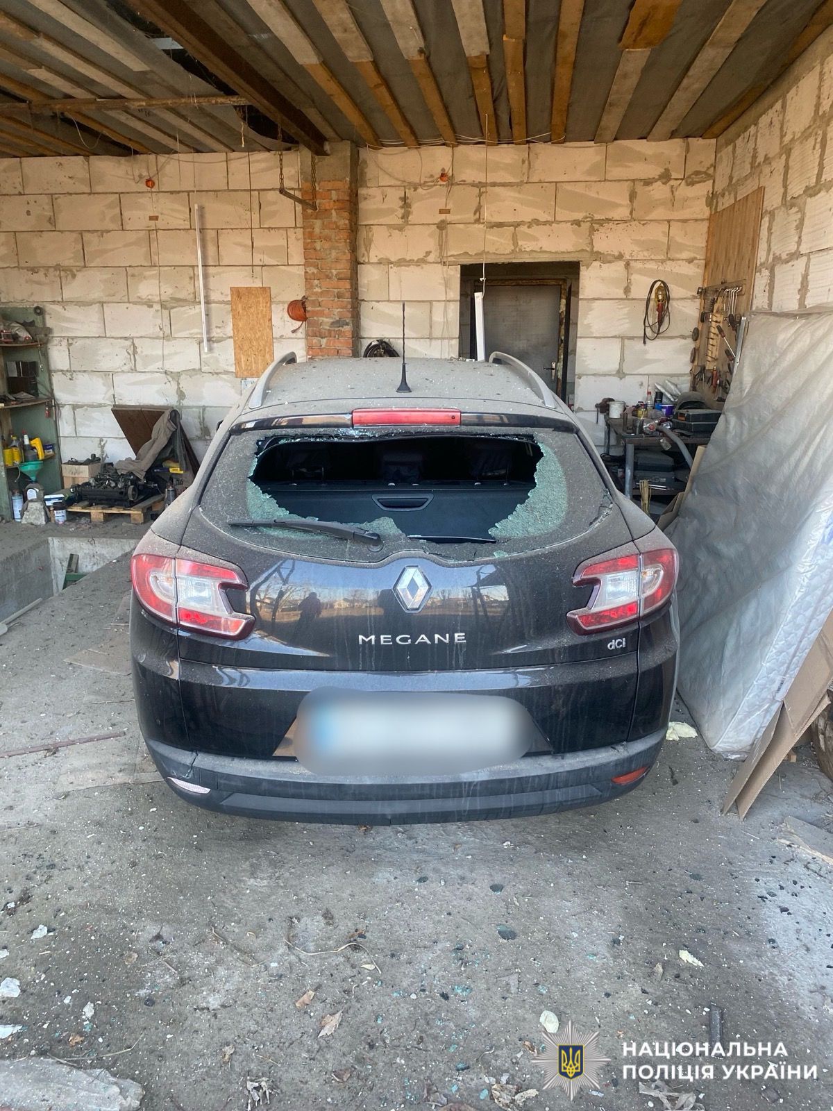 На фото пошкоджений автомобіль.