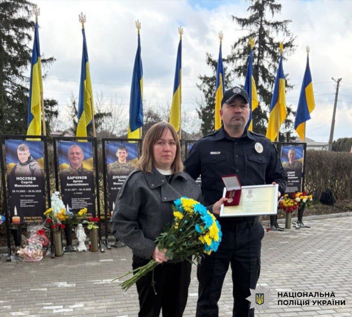 Поліцейський та жінка на алеї слави в місті.