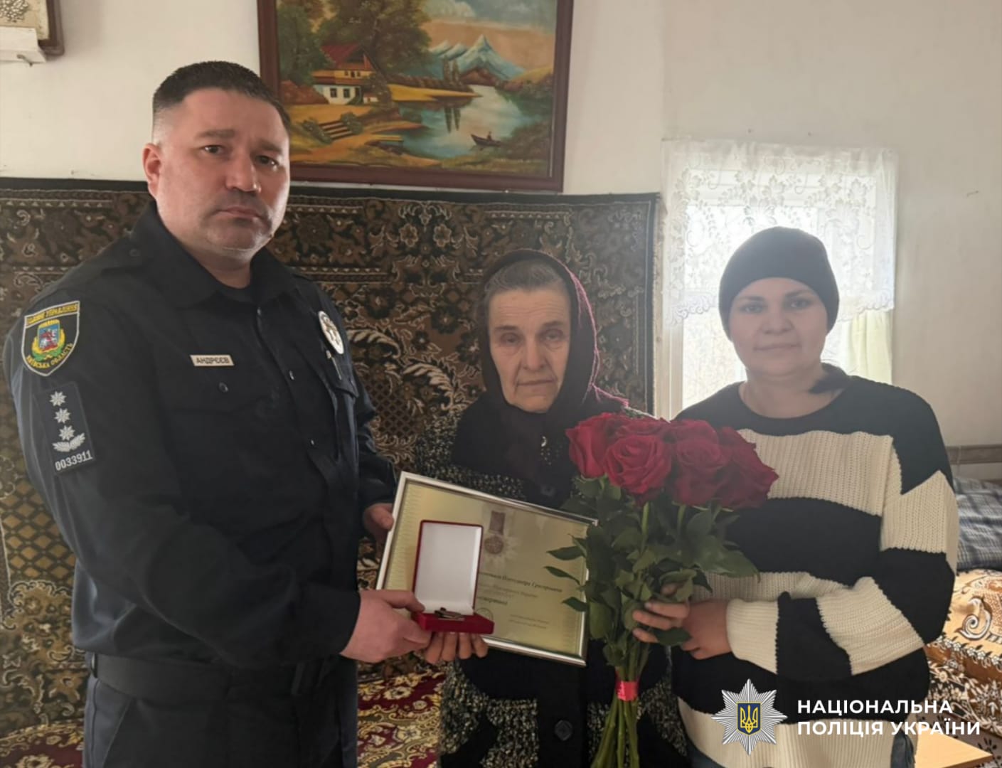 На фото жінки - рідні загиблого та поліцейський.