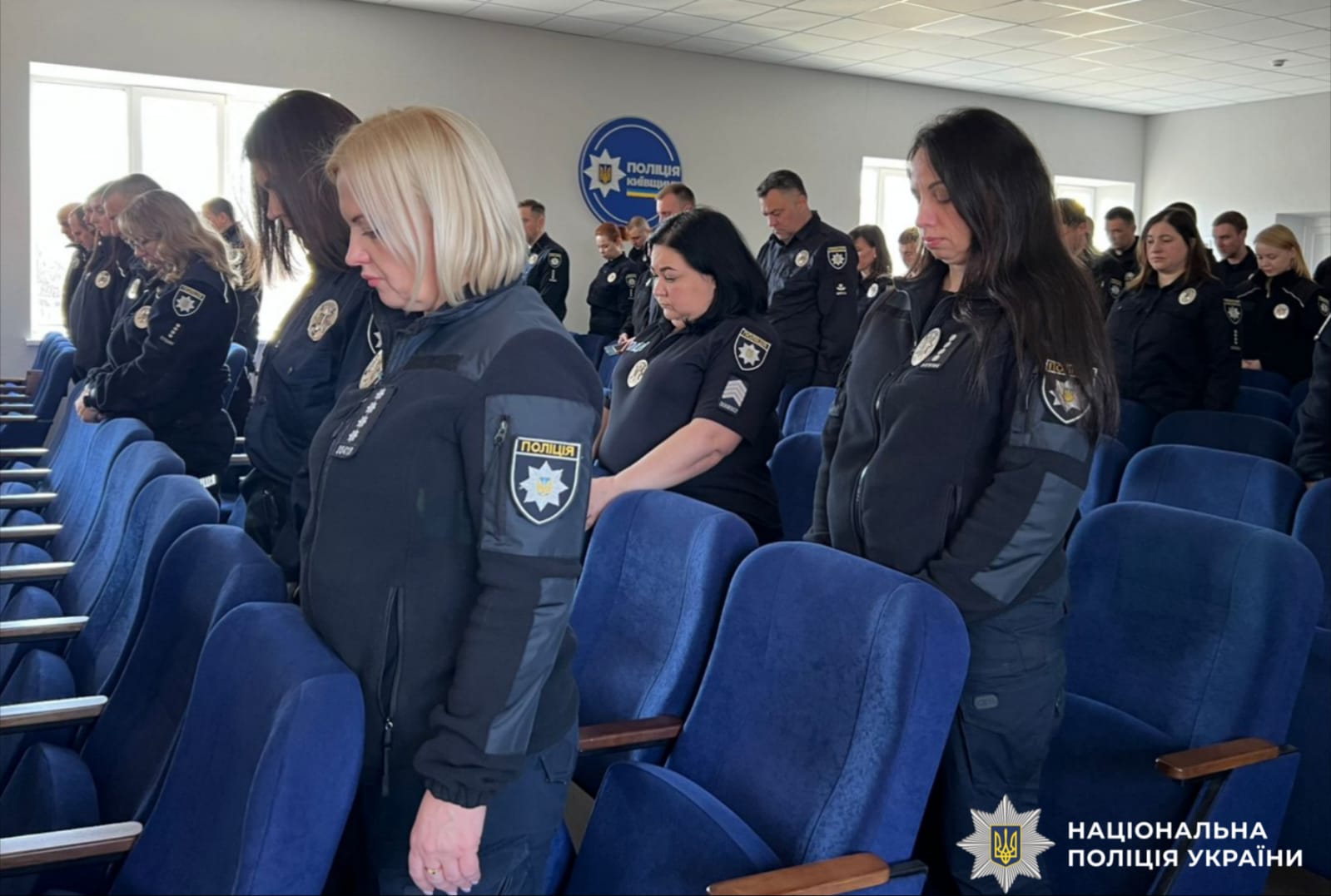 Учасники заходу, триває хвилина мовчання.