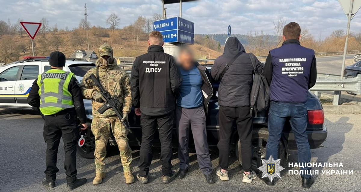 Правоохоронці Івано-Франківщини ліквідували черговий канал незаконного переправлення військовозобов’язаних чоловіків через державний кордон України. Організатора протиправної схеми затримали під час реалізації злочинного наміру. Слідчі повідомили фігуранту про підозру.