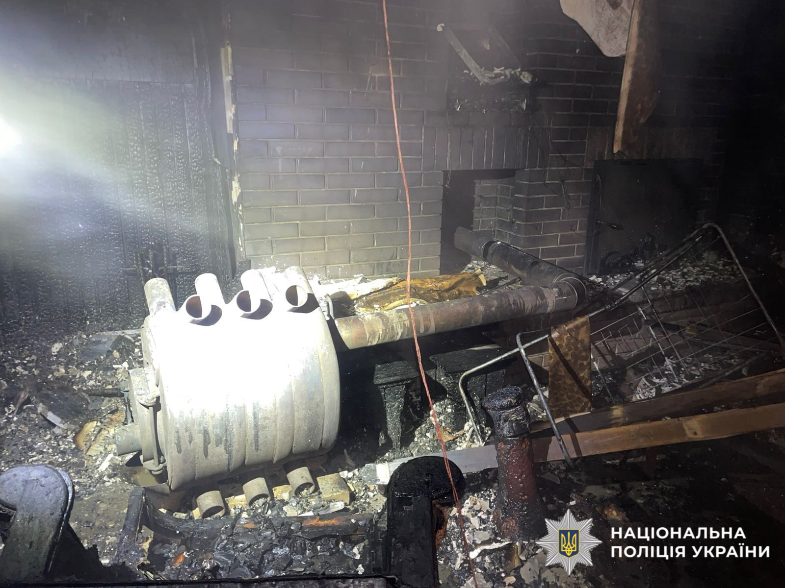 На фотографії зображено місце події пожежі, де загинуло подружжя.