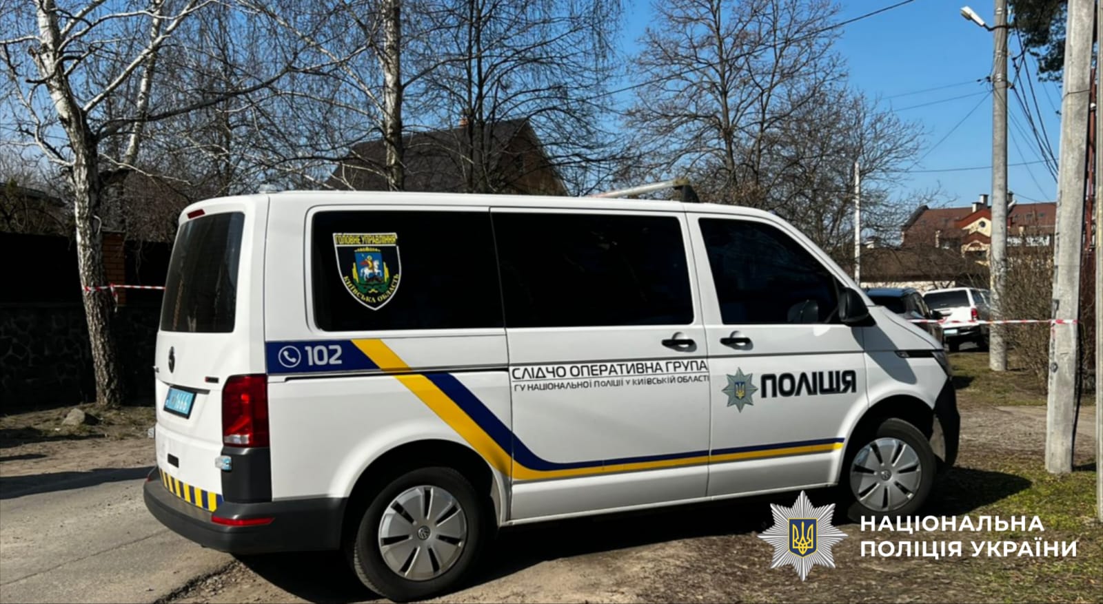 На фотографії зображено автомобіль вибухотехнічної служби поліції Київщини, яка працює на місці події терористичного акту.