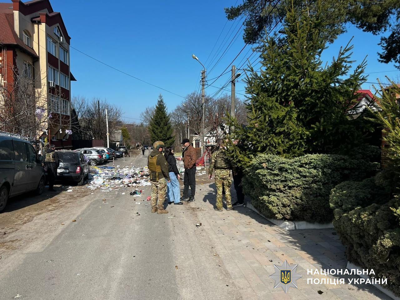 На фотографії зображено правоохоронців, які працюють на місці події терористичного акту.