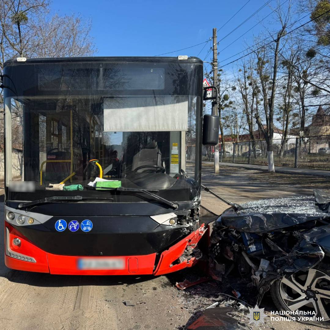 На фото зображено ДТП за участю автобуса та легкового автомобіля