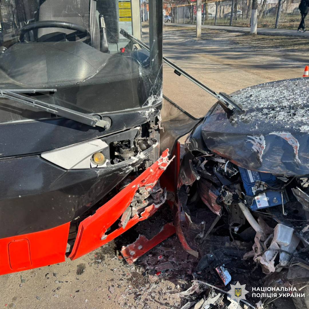 На фото зображено ДТП за участю автобуса та легкового автомобіля